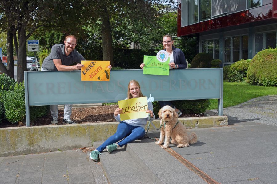 Ihr Job ist es jeden Tag für Kinderrechte einzutreten – vom Kreisjugendamt v.l. Roland Gladbach, Maja Ostermann (vorne) und Stefanie Lang.   Bild: Kreis Paderborn, Amt- für Presse- und Öffentlichkeitsarbeit, Meike Delang